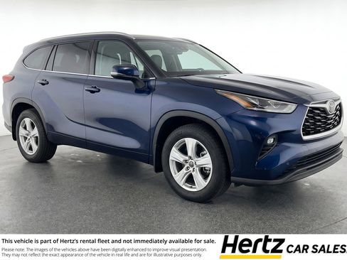 Used 2025 Toyota Highlander LE FWD image 1