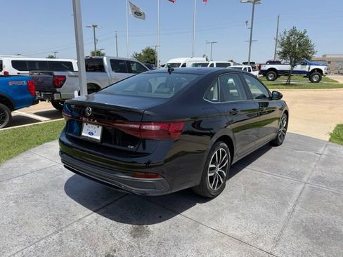 Used 2025 Volkswagen Jetta SE FWD image 6