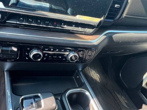 Used 2022 GMC Sierra 1500 SLT w/ SLT Premium Plus Package AWD/4WD image 32