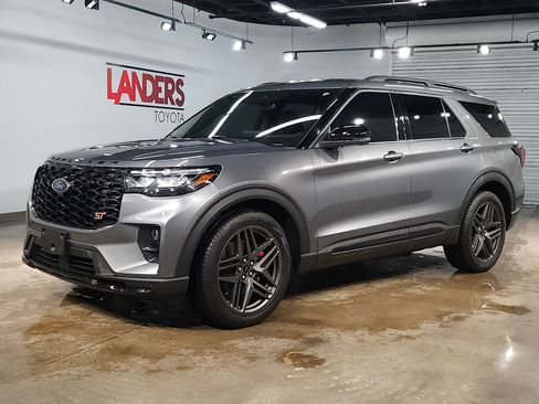 Used 2025 Ford Explorer ST AWD/4WD image 3