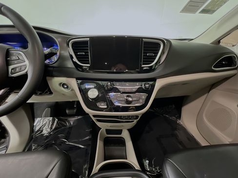 Used 2022 Chrysler Pacifica Touring-L image 25