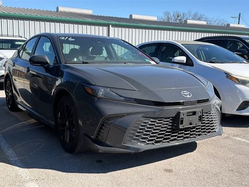 Used 2025 Toyota Camry SE image 3