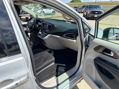 Used 2022 Chrysler Voyager LX FWD image 15