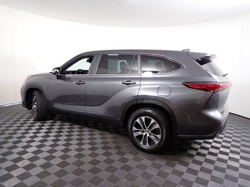 Used 2023 Toyota Highlander XLE AWD/4WD image 13