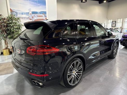 Used 2015 Porsche Cayenne Turbo image 3