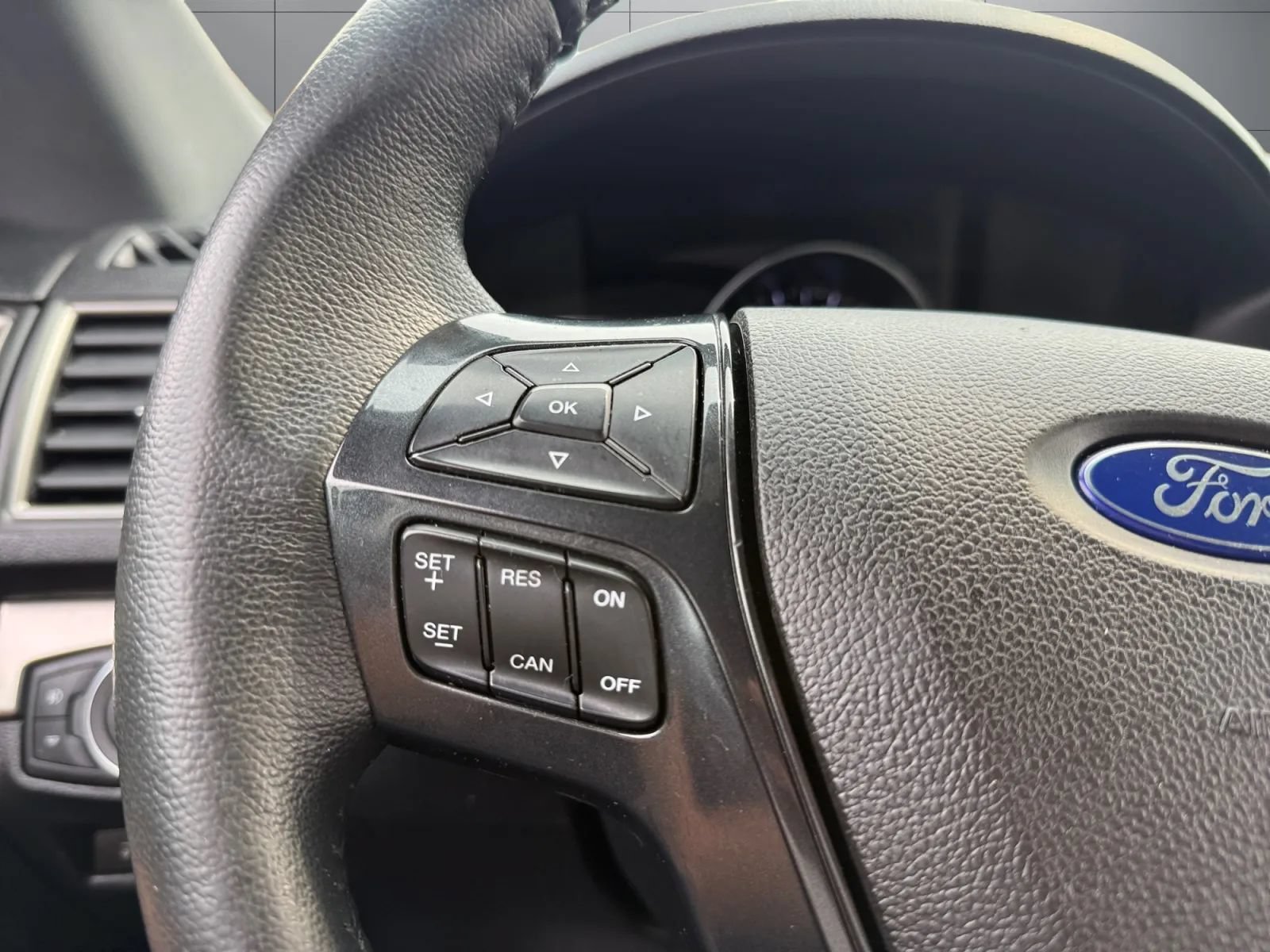 Used 2018 Ford Explorer XLT w/ Equipment Group 202A AWD/4WD image 28