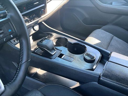 Used 2025 Nissan Rogue SV AWD/4WD image 17