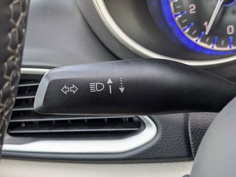 Used 2023 Chrysler Pacifica Touring-L FWD image 6