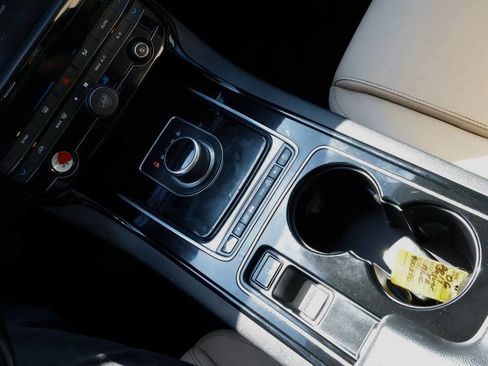 Used 2017 Jaguar XE image 22