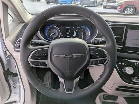 Certified 2024 Chrysler Pacifica Touring-L image 16