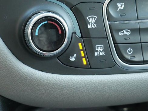 Used 2020 Chevrolet Equinox LT w/ Driver Convenience Package image 3