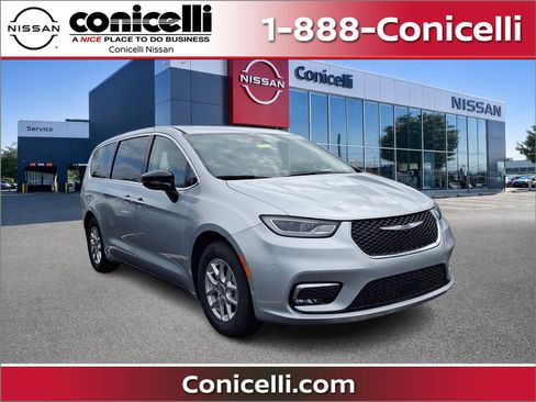Used 2024 Chrysler Pacifica Touring-L FWD image 1