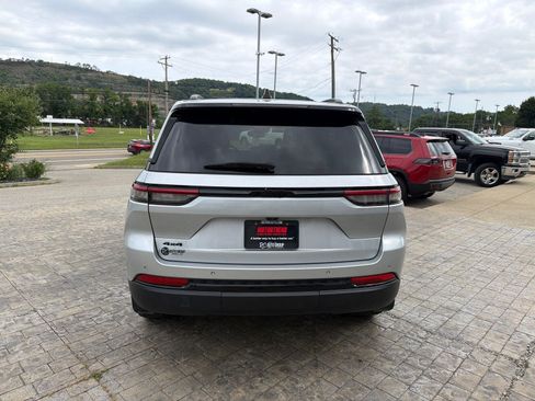 Used 2023 Jeep Grand Cherokee Altitude AWD/4WD image 7