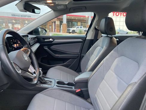 Used 2025 Volkswagen Jetta SE FWD image 10