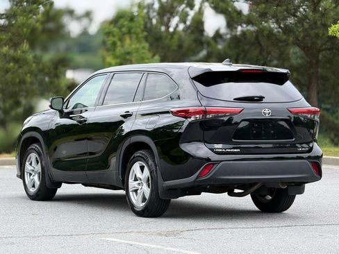 Used 2022 Toyota Highlander LE AWD/4WD image 10