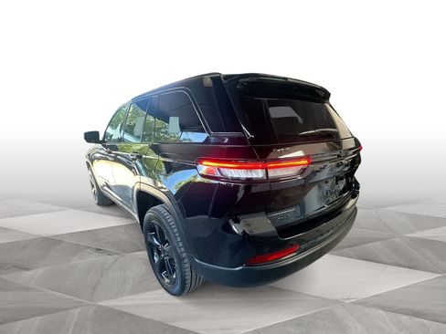 Used 2023 Jeep Grand Cherokee Altitude AWD/4WD image 6