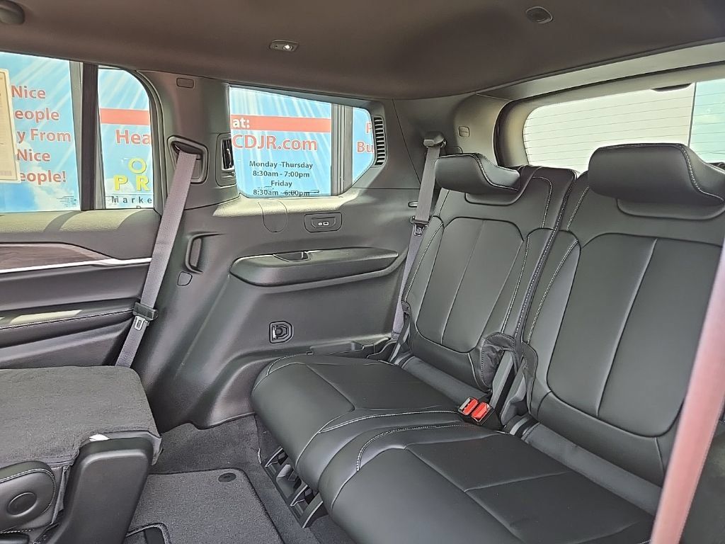 New 2026 Jeep Grand Cherokee L Limited w/ Limited Altitude Package AWD/4WD image 97