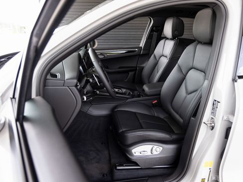 Certified 2025 Porsche Macan image 5