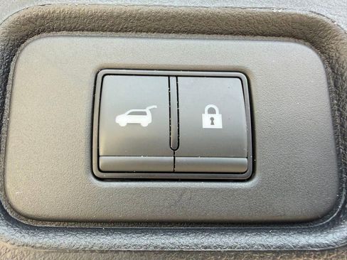 Used 2025 Nissan Pathfinder SV AWD/4WD image 15