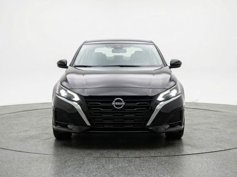 Used 2025 Nissan Altima 2.5 SV FWD image 2