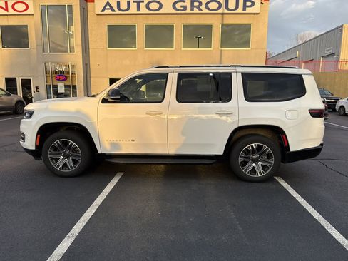 Used 2024 Jeep Wagoneer Series II w/ Flexible Seating Group image 9