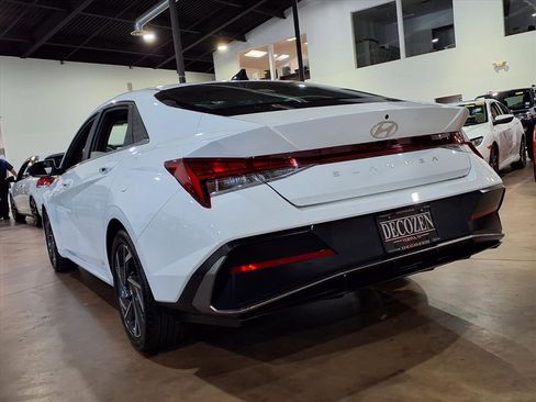 Used 2024 Hyundai Elantra SEL w/ Convenience Package image 4