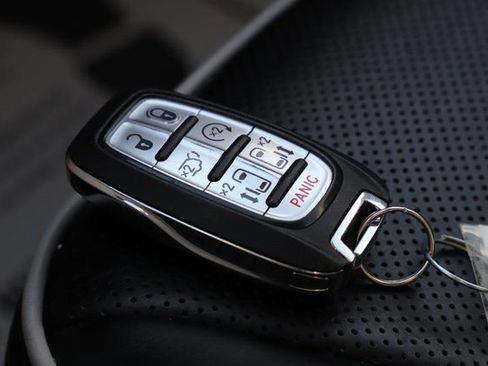 Used 2024 Chrysler Pacifica Limited image 36