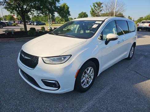 Used 2023 Chrysler Pacifica Touring-L FWD image 1