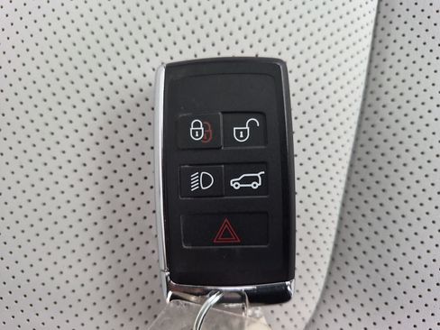 Used 2025 Land Rover Defender 110 X-Dynamic SE AWD/4WD image 38