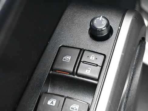 Certified 2022 Toyota Tacoma SR5 AWD/4WD image 12