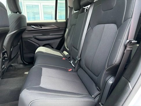 Used 2023 Jeep Grand Cherokee Laredo w/ Luxury Tech Group I AWD/4WD image 3