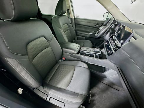 Used 2025 Nissan Pathfinder SV FWD image 32