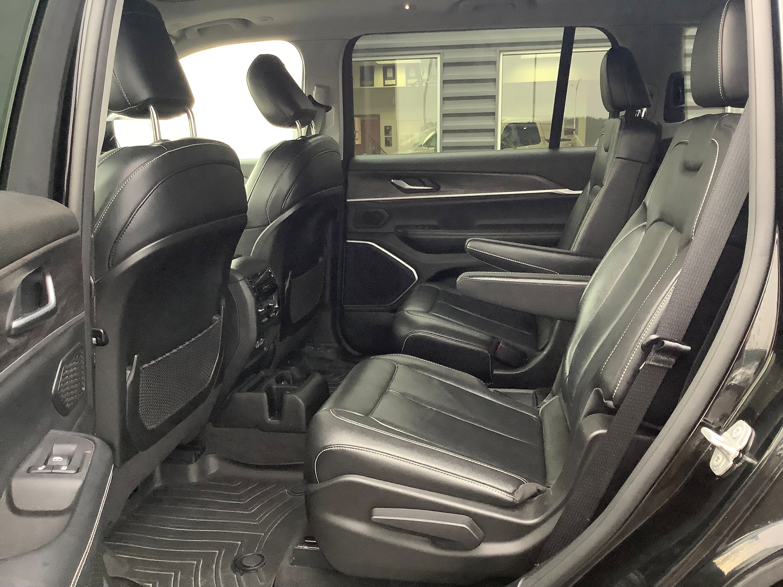 Used 2023 Jeep Grand Cherokee L Limited w/ Black Appearance Package AWD/4WD image 13