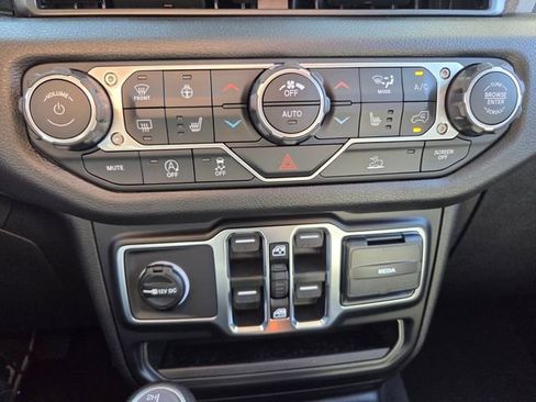Used 2026 Jeep Gladiator Sport AWD/4WD image 25