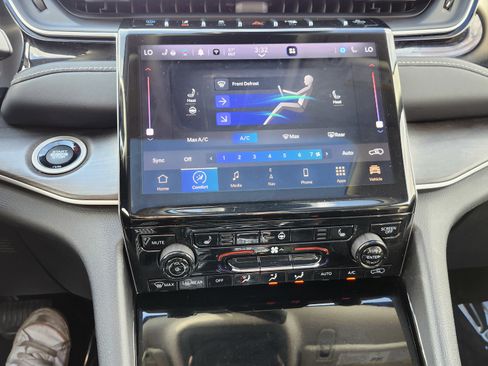 Used 2023 Jeep Grand Cherokee 4WD 4xe image 34