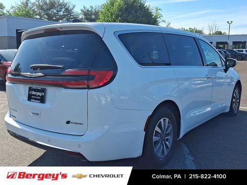 Used 2023 Chrysler Pacifica Touring-L FWD image 4