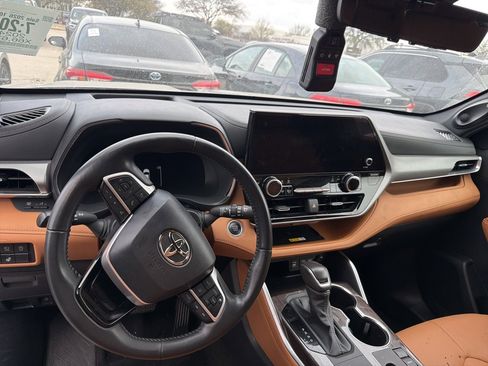 Used 2024 Toyota Highlander Platinum image 11