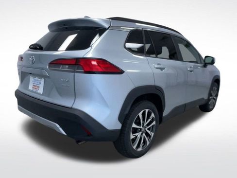 Used 2022 Toyota Corolla Cross XLE w/ Convenience Package image 8