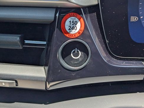 Certified 2025 Porsche Macan Electric image 25