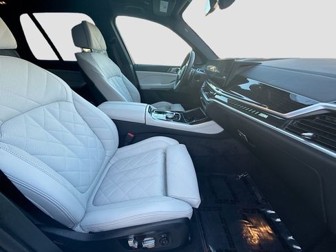 Used 2025 BMW X5 M60i w/ Climate Comfort Package image 33