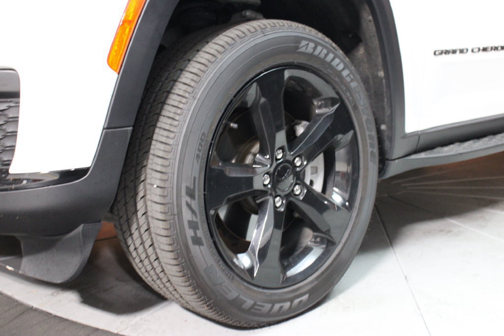 Used 2023 Jeep Grand Cherokee L Laredo RWD image 29
