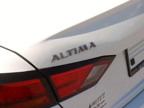 Used 2025 Nissan Altima 2.5 SV FWD image 8
