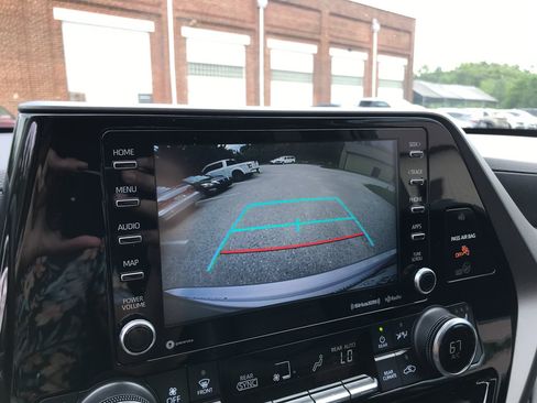 Used 2022 Toyota Highlander XLE AWD/4WD image 22