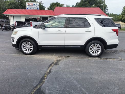 Used 2016 Ford Explorer XLT w/ Equipment Group 202A FWD image 2