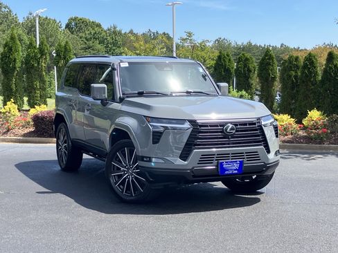 Used 2024 Lexus GX 550 w/ Accessory Package (2T) AWD/4WD image 2