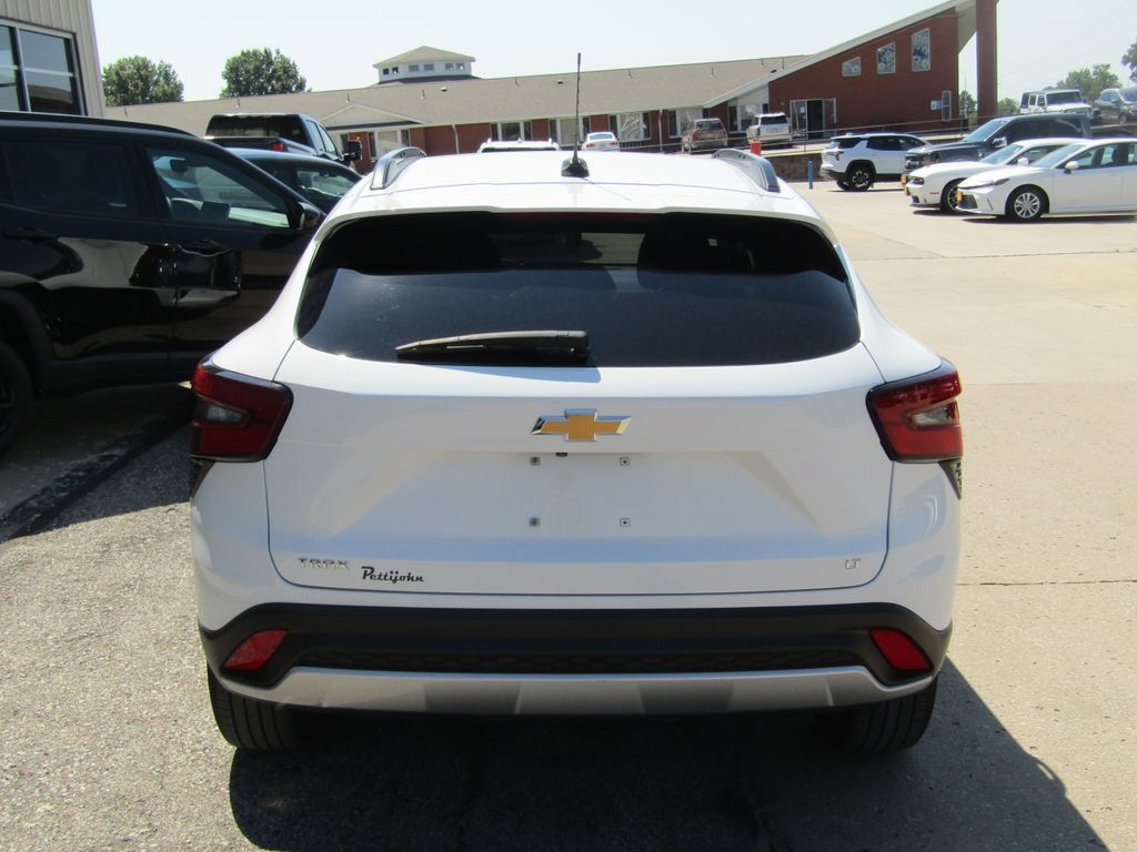 Used 2025 Chevrolet Trax LT w/ LT Convenience Package FWD image 4