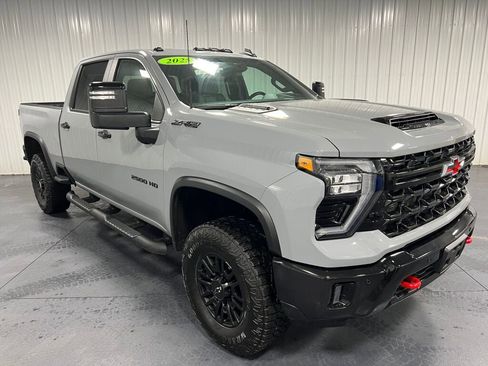 Used 2025 Chevrolet Silverado 2500 ZR2 w/ Technology Package image 27