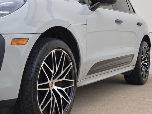 Used 2024 Porsche Macan AWD/4WD image 38