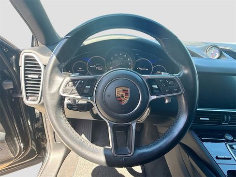 Used 2019 Porsche Cayenne w/ Premium Package image 12