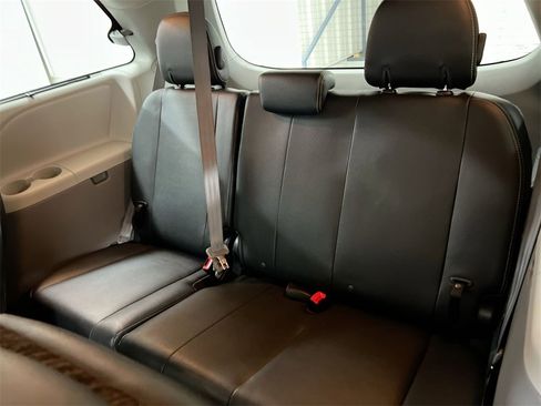 Used 2011 Toyota Sienna SE image 28